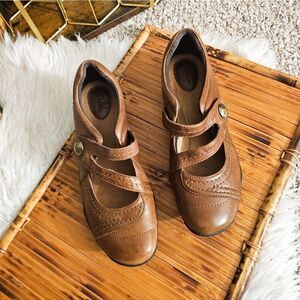 Clarks Artisan Brown Leather Mary Jane Shoes.